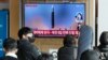 Телевизионна емисия, която показва изстрелване на ракета, върви на екран в гара в столицата на Южна Корея Сеул. Снимката е от 17 ноември