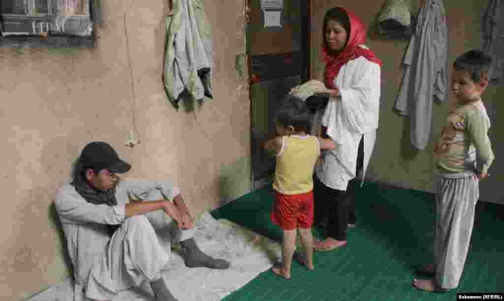 &nbsp;Laila Haidari speaks with patients.