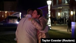 Ljudi ispred zgrade na Brown univerzitetu nakon pucnjave, 13. 12. 2025.