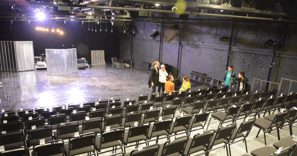 Әйелдің есегін көрсетіңіз Дикстері бар қара қыздар