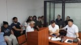 Александр Александров жана Жоомарт Дуулатов камакта. Биринчи май райондук соту, Бишкек. 5-август, 2025-жыл.