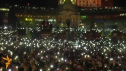 Protestuesit ndezin dritat në Kiev