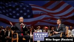 Доналд Трамп и генералот Мајкл Флин зборуваат за време на кампањата за претседателските избори
