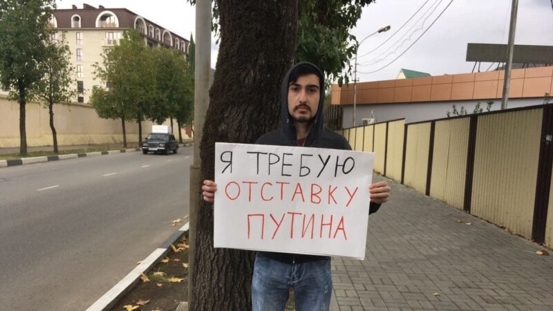 В Сочи за плакат "Я требую отставки Путина" задержан активист "Яблока" из Кисловодска