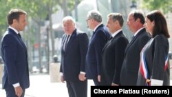 Франциянын президенти Эммануэл Макрон жана бул өлкөнүн мурдагы президенттери 8-майдагы салтанатта. 