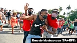 Задержание участника антиправительственной демонстрации в Гаване, июль 2021 года  