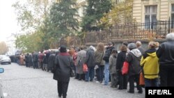 Люди стоять у черзі, щоб попрощатися з патріархом Павлом, Белград, 17 листопада 2009 р.