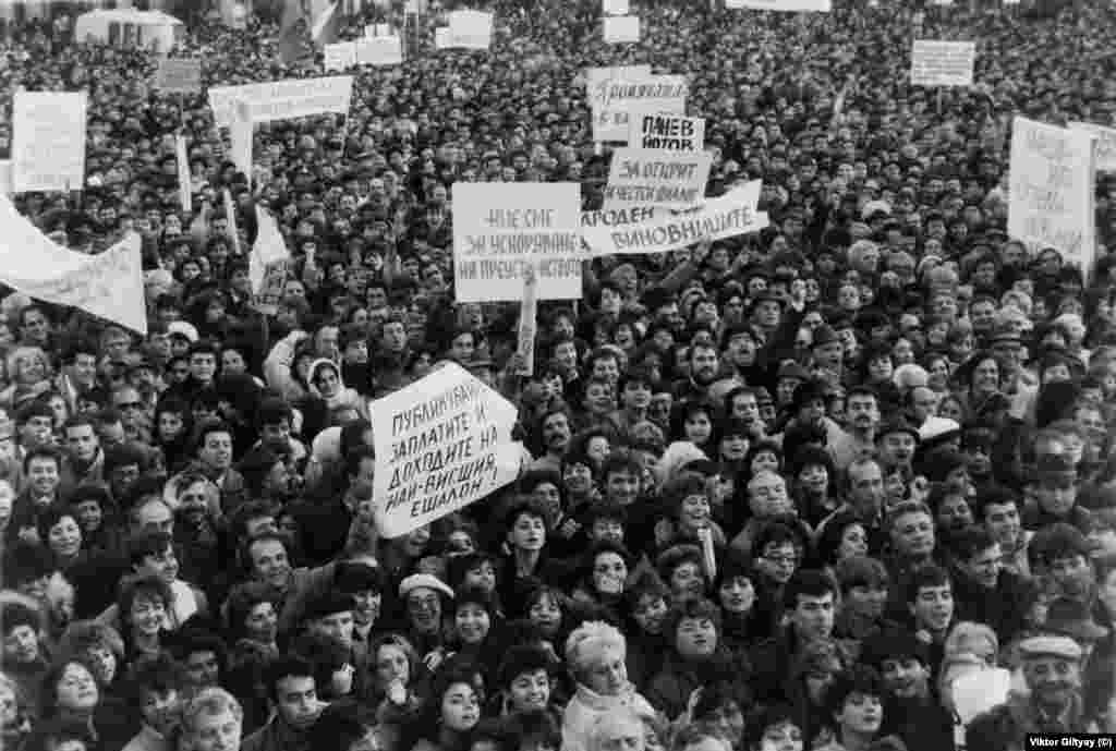 Плакатите не се отличават със същото идейно разнообразие, като на митинга на опозцията.