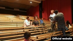 Juliano Mer-Khamis la „Teatrul Libertății” în cursul unui interviu (Courtesy Photo: Explore)