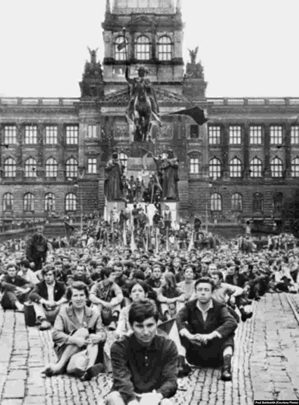 Un protest împotriva invaziei sovietice, în fața Muzeului Național din Praga, 21 august 1968.