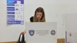 Një grua duke votuar në Prishtinë më 7 qershor 2026. 
