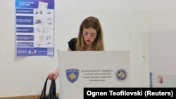 Një grua duke votuar në Prishtinë më 7 qershor 2026. 