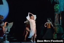 Акторка під час виступу