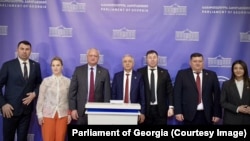 Группы дружбы парламентов Грузии и Молдовы. В центре - экс- президент Молдовы, лидер пророссийской «Партии социалистов» Игорь Додон и депутат «Грузинской мечты», глава группы дружбы с парламентом Республики Молдова, Иско Дасени. 2 апреля, 2026 г. Тбилиси