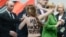 Активистка движения Femen проводит акцию против политики президента России Владимира Путина. Путин - крайний слева. Ганновер, 8 апреля 2013 года.