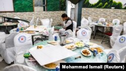 Pamje nga salla e dasmës pas sulmit në Kabul.