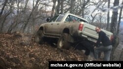 Завислий автомобіль на небезпечній ділянці гори Ай-Йори, 3 січня 2017 року