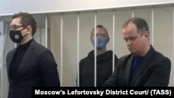Иван Сафронов на суде в Москве (в центре)
