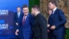 Nicușor Dan și Volodimir Zelenski s-au întâlnit față în față pentru prima dată la Summitul NATO de la Vilnius, de pe 2 iunie. În spatele lor, secretarul general al NATO, Mark Rutte.