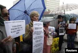 Bakira Haseçiq, kryetare e Shoqatës së Grave Viktima të Luftës gjatë protestës pas vendimit të Tribunalit të Hagës, në tetor të vitit 2005. Gjyqi vendosi të mos e ndiqte penalisht Millan Lukiqin për përdhunim.
