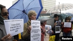 Bakira Hasečić, predsjednica Udruženja žane žrtva rata na protestima nakon što je Haški tribunal odlučio u oktobru 2005. da ne progoni Milana Lukića za silovanje.