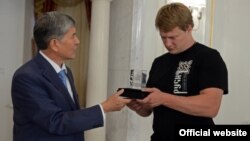 Президент Атамбаев мушкер Александр Поветкинди кабыл алуу учурунда. Бишкек, 9-июль, 2013.