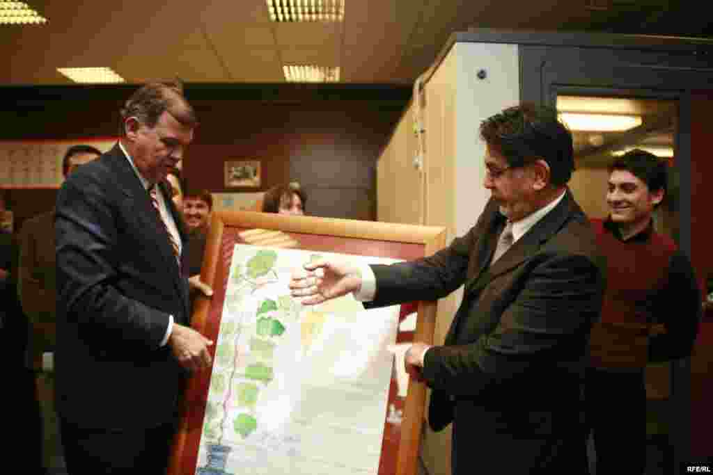 د ازادۍ راډیو د دفتر ځینې میلمانه غواړي ستاسو لیکونه له ځان سره وساتي 