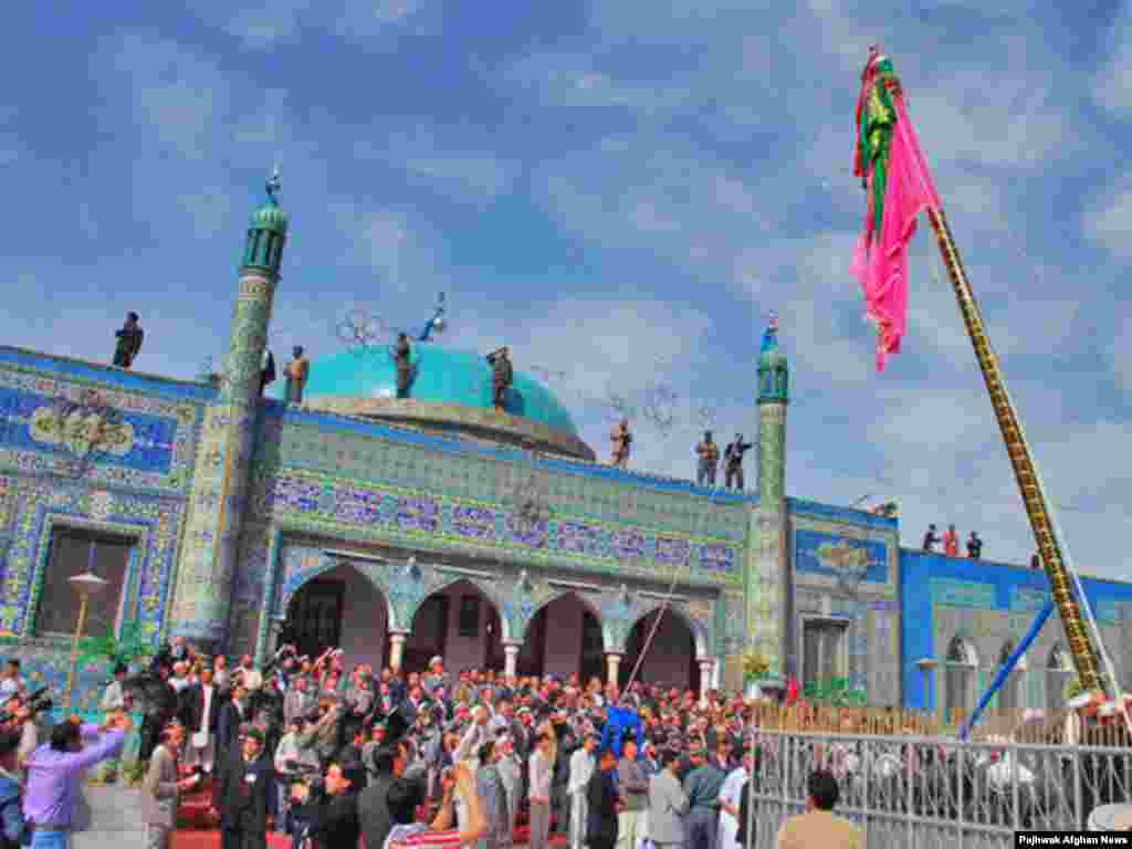 Many people make the pilgrimage to Mazar-e Sharif to celebrate Norouz - Noruz08 Afhanistan - At least 6000 people celebrated the first day of the Nawroz. Mazare Sharif, 20Mar2008 Noruz08