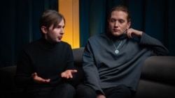 Іван Прус (зьлева) і Глеб Сямёнаў, аўтары гумарыстычнай праграмы «о(б)суждаем»