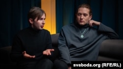 Іван Прус (зьлева) і Глеб Сямёнаў, аўтары гумарыстычнай праграмы «о(б)суждаем»