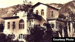 Осенью 1898 года Чехов поселился в Ялте, где течение года он выстроил дом и флигель, составляющие единый архитектурный ансамбль. Белая дача, 1901 год