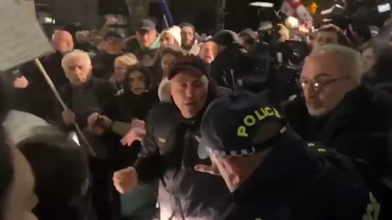 აქციის მონაწილე, რომელმაც პოლიციელს სახეში ხელი დაარტყა, დააკავეს