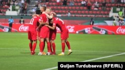 Кыргызстандын футболчулары гол киргизгенден кийин. 16-январь, 2018-жыл. Бириккен Араб Эмиратттары. 