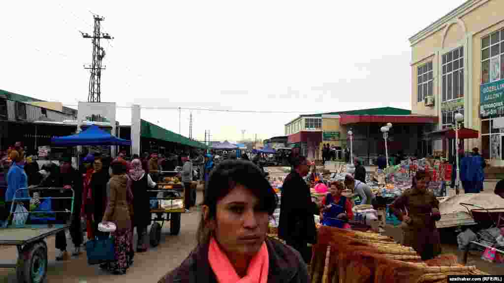 Täze ýyl baýramçylygynyň ýakynlaşmagy bilen, Türkmenabat şäherindäki Gök bazarynda müşderileriň köpelip, söwdanyň gyzygandygyny görse bolýar.