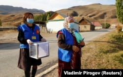 Члены избирательной комиссии в селе Арашан (Кыргызстан). 3 октября 2020 года.
