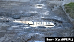 За словами Свириденко, вже розпочаті ямкові ремонти на міжнародних та національних трасах, в тому числі у прифронтових регіонах