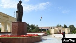 İlham Əliyev Şirvanda atasının heykəlini ziyarət edir. 23 june 2017