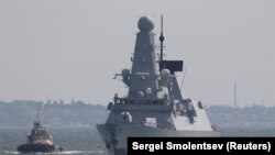 Британксият кораб HMS Defender е акустирал в пристанището в Одеса.