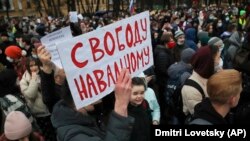 Москва ҳамда Санкт-Петербургда минглаб одам намойишга чиқди. Санкт-Петербург, 21 апрель, 2021. 