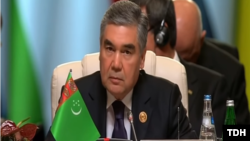Türkmenistanyň prezidenti Gurbanguly Berdimuhamedow  Goşulyşmazlyk hereketiniň XVIII sammitinde söz sözleýär. Baku, 25-nji oktýabr, 2019.