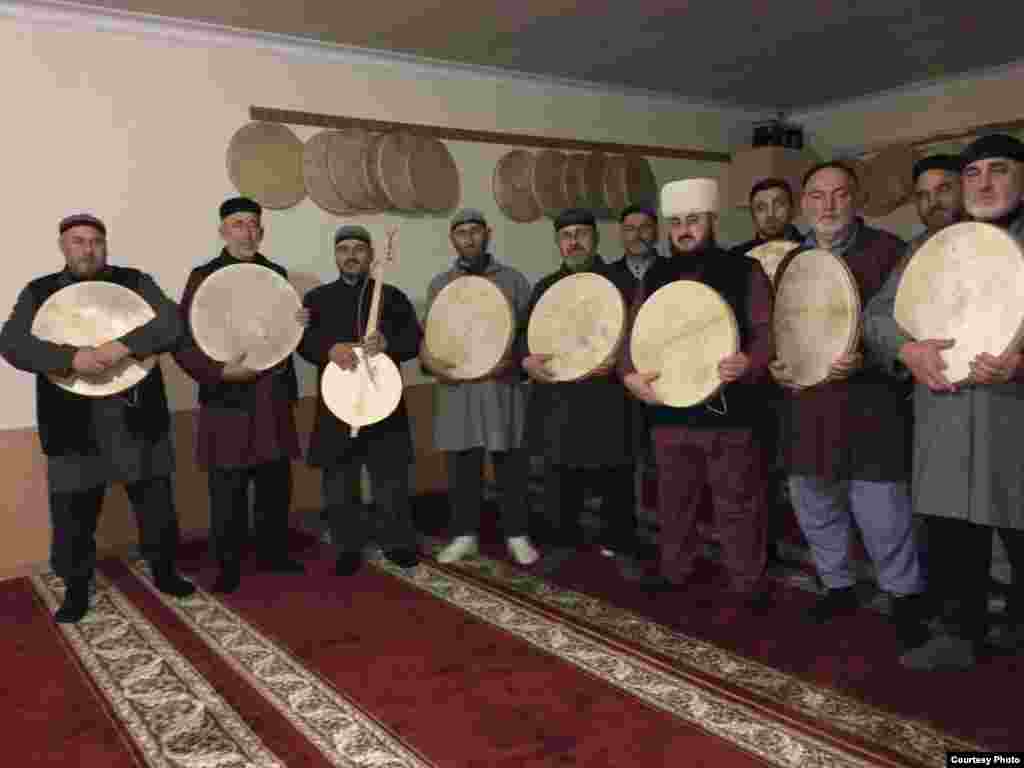 Чеченцы во время совершения традиционного зикра.