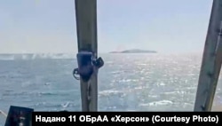 На воді видно вогонь, який вели російські війська, намагаючись завадити висадці десанту Сил оборони України.