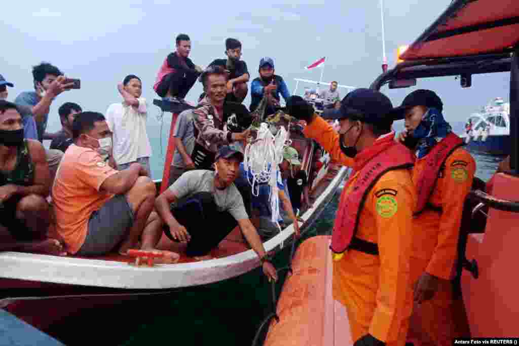 A helyi halászok is részt vettek a mentési munkálatokban.