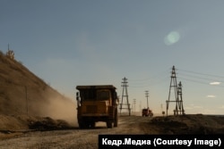 Машины везут руду с карьера «Интернациональный» на обогатительную фабрику №3 в Мирном. Фото: Марина Сычева