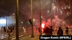 Suzavac, kamenice i pirotehnika u okršaju policije sa demonstrantima u Beogradu