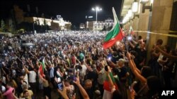 Sute de persoane au protestat din nou la Sofia, în fața Parlamentului, cerând demisia guvernului, Bulgaria, 10 septembrie 2020.