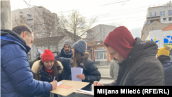 Србија - Граѓани потпишуваат барање за вонредни парламентарни избори во акцијата на студентите во блокадата „Прогласете победа“, Белград, 28 декември 2025 година.