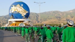 “Hökümet şahsyýet kultuna ýapyşyp, ýapyklyk we ýasama bagtyýarlyk propagandasyny dowam etdirmekden başga zada ukyply däl” diýen pikirler köpelýär diýip, synçylar aýdýar.