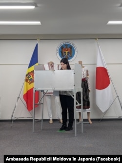 O studentă de la Universitatea Tsukuba a fost prima votantă a acestor alegeri.