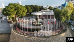 Сьцягі дзяржаваў Эўразьвязу ў сталіцы Кіпру Нікасіі. 2 студзеня 2026 году